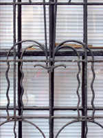 Plissee am Fenster Plissee hinter einem Fenster